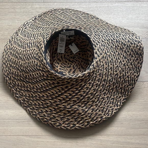 Brand new with tags aritzia hat - Picture 2 of 3